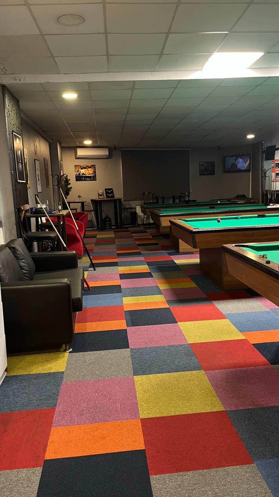 Queen Bilardo amerikan bilardo salonu, yeşil çuhalı masalar