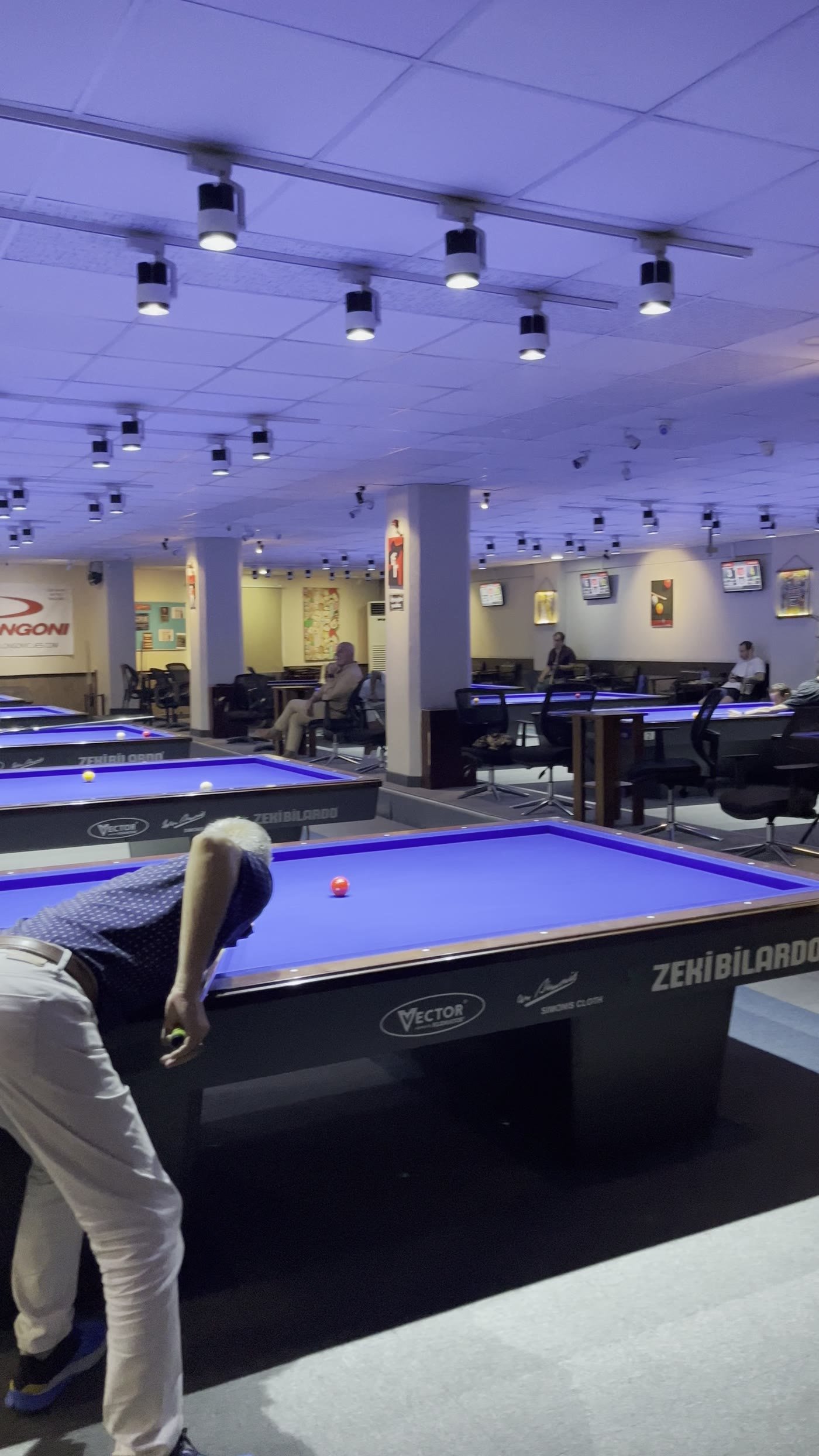 Oyuncu vuruş anında, Queen Bilardo üç bant masası