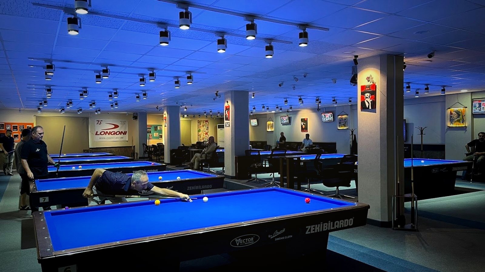 Queen Bilardo salonundan genel görünüm, profesyonel bilardo masaları
