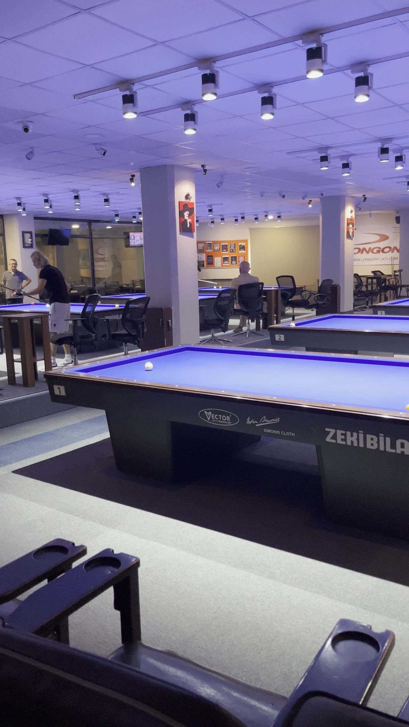 Numaralandırılmış üç bant masaları, Queen Bilardo salonu