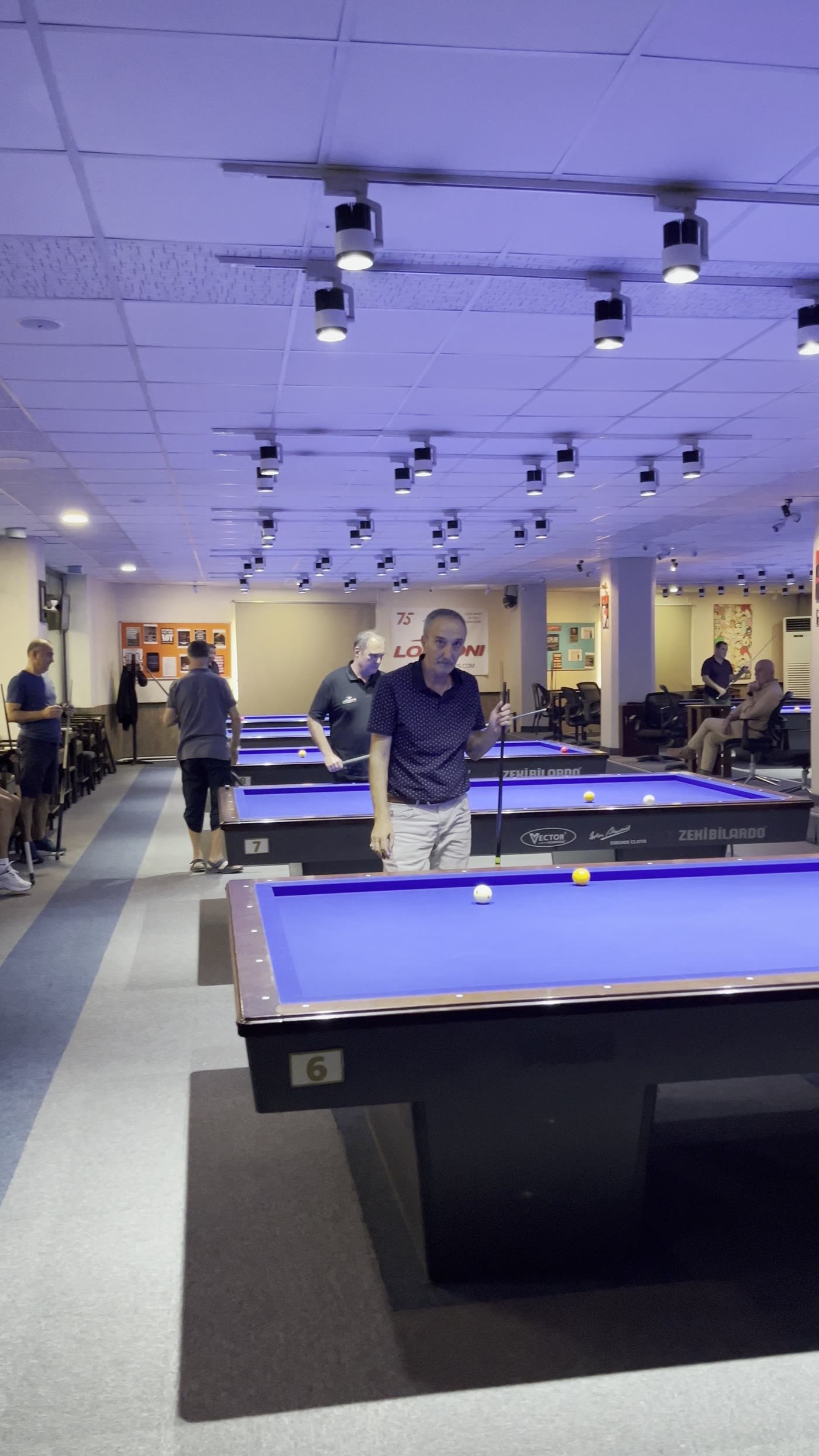 Queen Bilardo üç bant salonu, sıralı profesyonel masalar