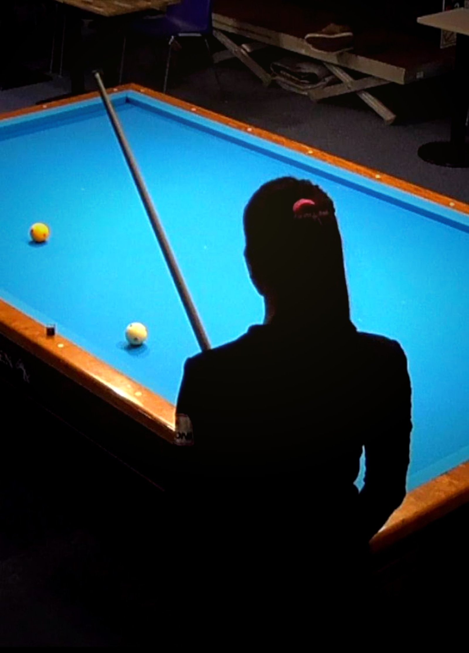 Aydınlatılmış masa başında oyuncu silueti, Queen Bilardo
